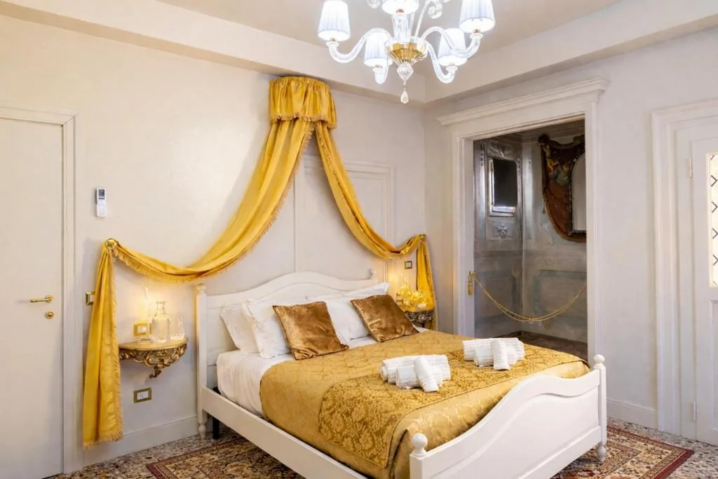 Camera Matrimoniale Deluxe con Balcone — Palazzo Titti Rialto Suites