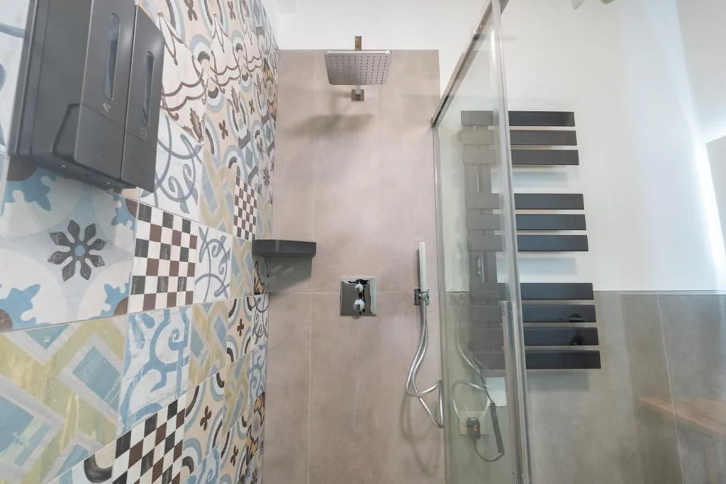 Camera Matrimoniale Deluxe con Doccia — Center Rooms Verona