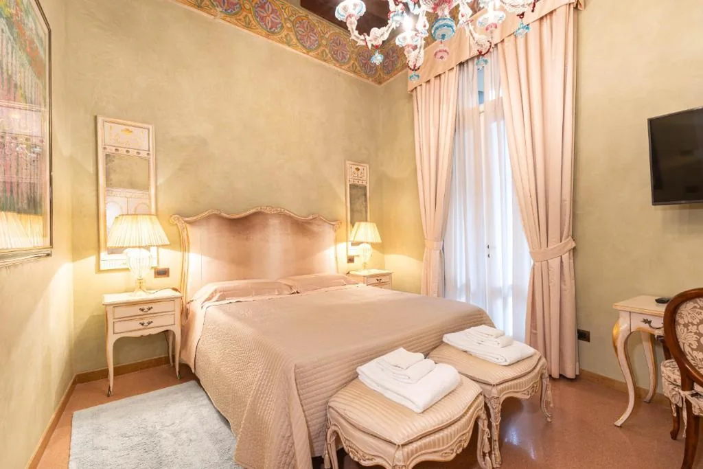Camera Matrimoniale Deluxe con Doccia — Corte Farina Suites
