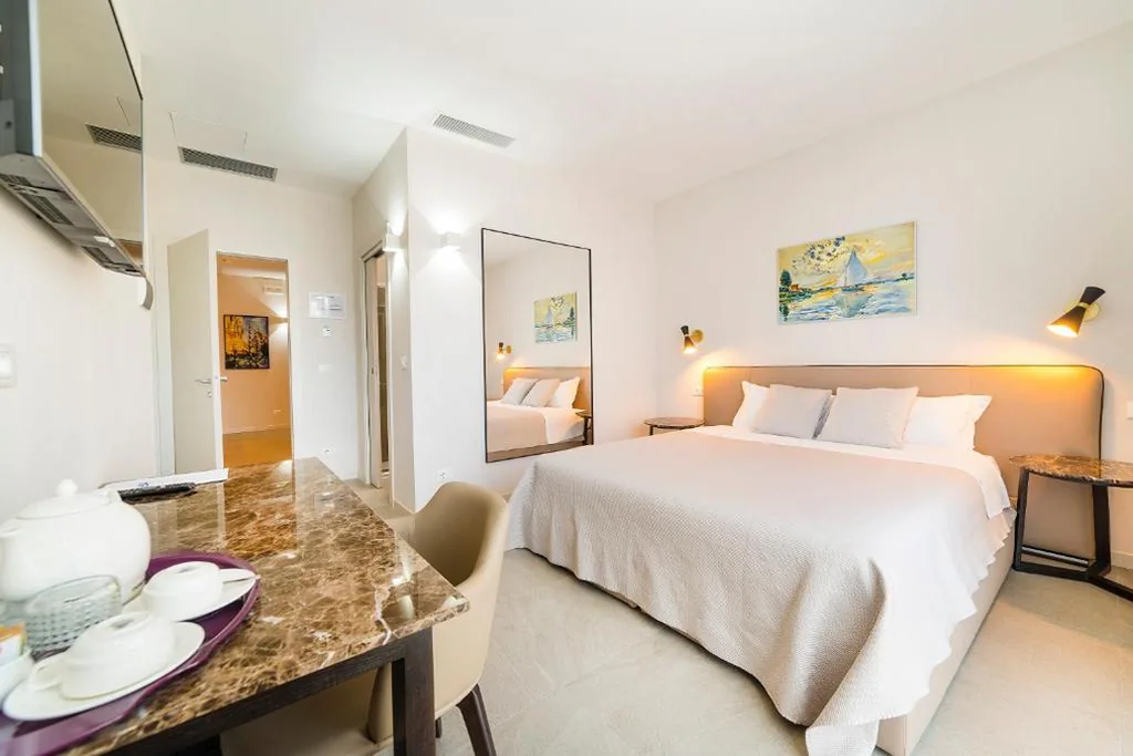 Deluxe Double Room with Shower — Garda Room