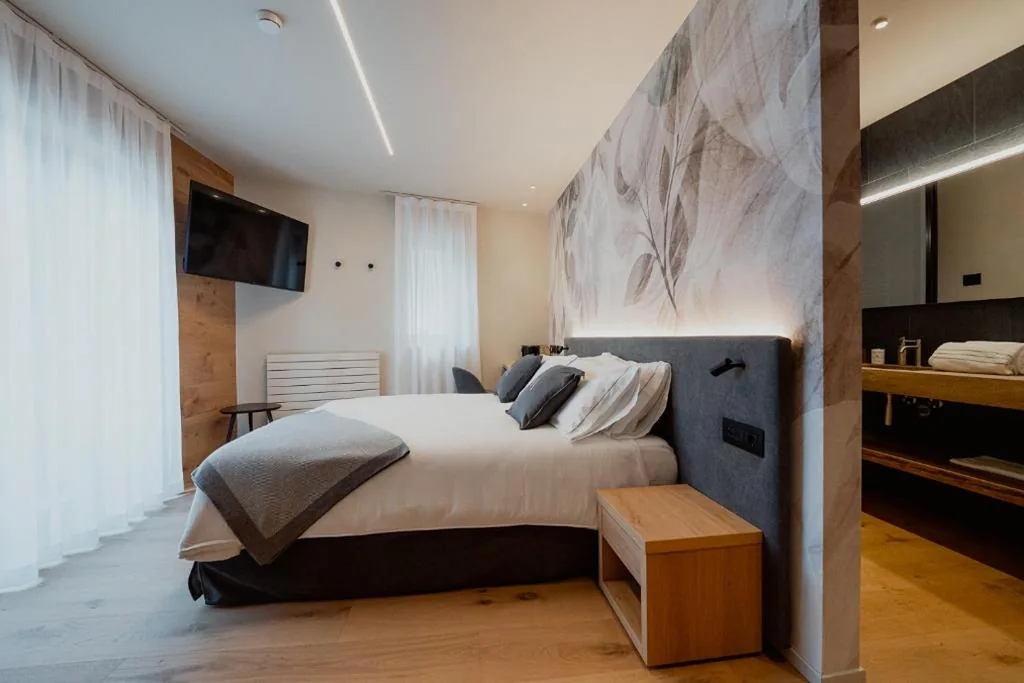 Camera Matrimoniale Deluxe con Doccia — Mostesi Dolomites Spa Hotel