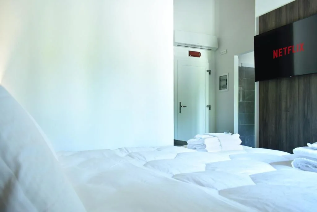 Camera Matrimoniale Deluxe con Doccia — Welc-om Royal Garden luxury rooms