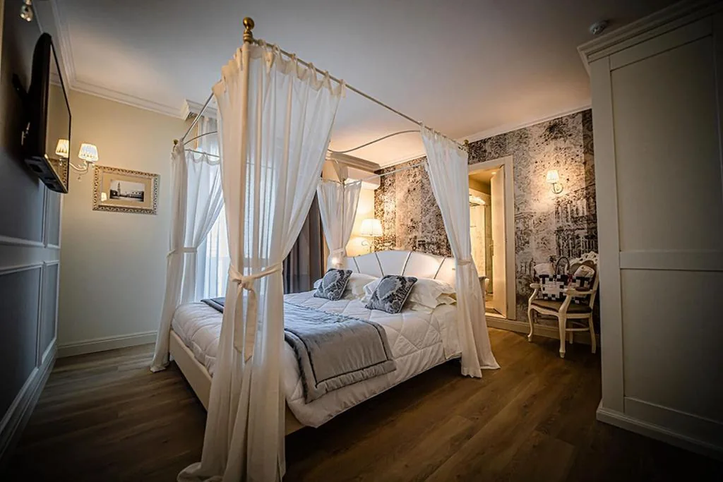 Camera Matrimoniale Deluxe con Letto a Baldacchino — Hotel Ca’ D’Oro Tre Stelle Superior Adults only