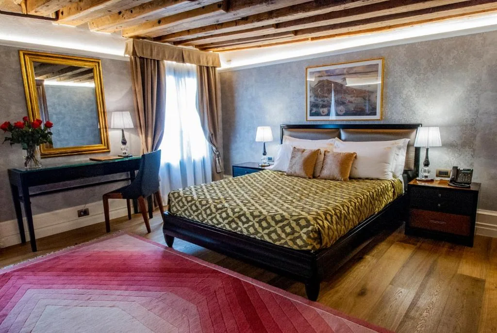 Camera Matrimoniale Deluxe con Letto Supplementare e Vista Canale San Salvador. — EGO’ Residence Venice