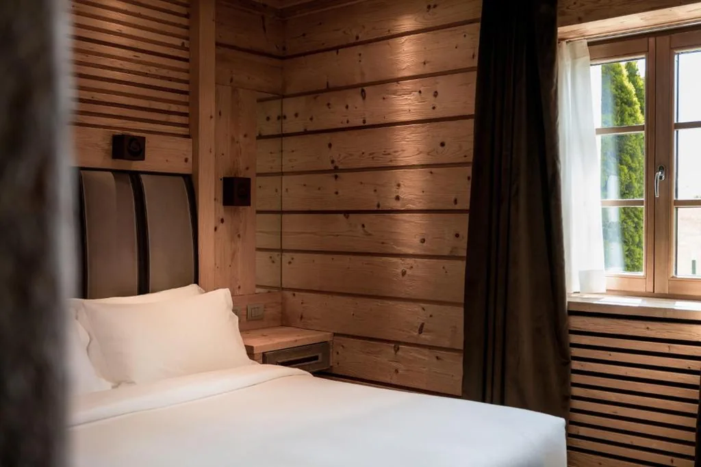 Camera Matrimoniale Deluxe con Letto Supplementare (Bambino) — Rosapetra SPA Resort – Small Luxury Hotels of the World