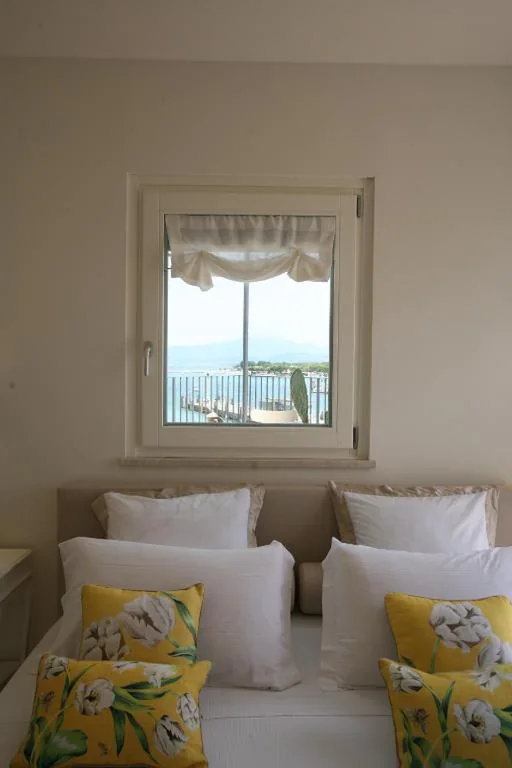 Deluxe Double Room with Terrace and Lake View — Riviera Carducci Rooms