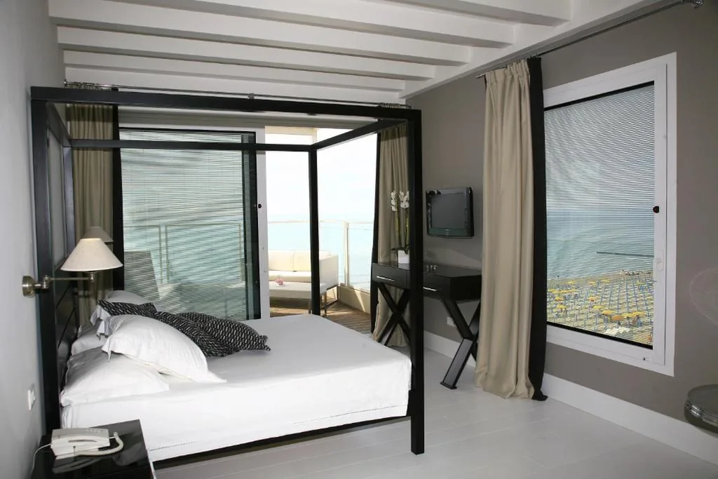 Camera Matrimoniale Deluxe con Terrazza e Vista Mare Frontale — Hotel Ril
