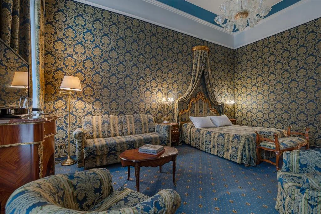 Deluxe Double Room with Canal View — Al Ponte Antico