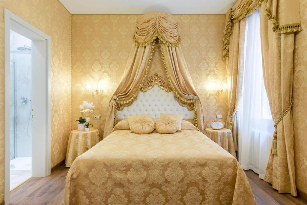 Deluxe Double Room with Canal View — Canal View San Marco Luxury Rooms