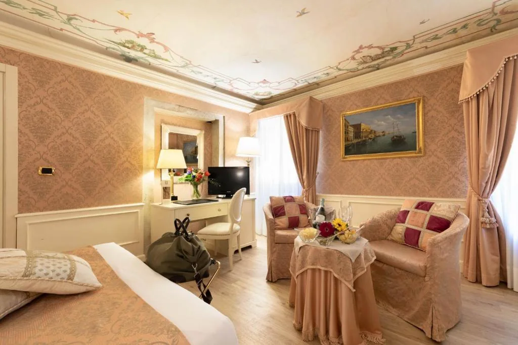 Deluxe Double Room with Canal View — Duodo Palace