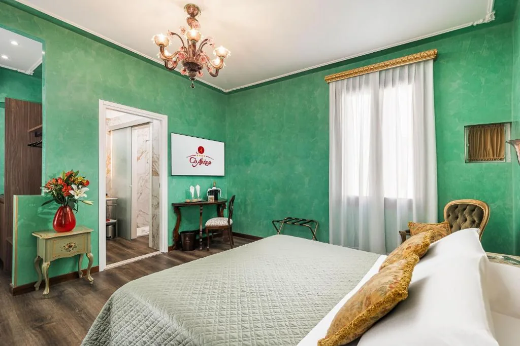Deluxe Double Room with Canal View — Hotel Ca’ Alvise