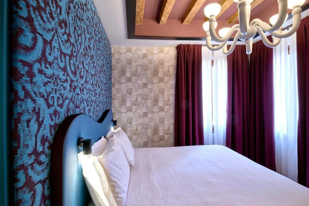 Deluxe Double Room with Canal View — Hotel Ca’ D’Oro – WENICE Deep Culture