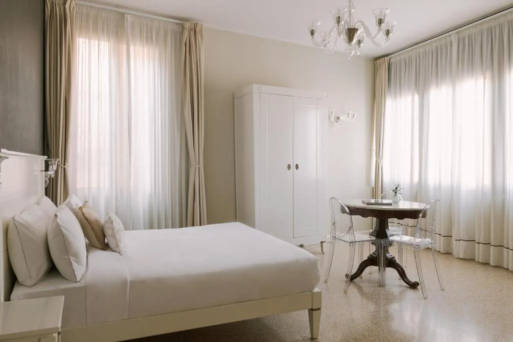 Camera Matrimoniale Deluxe con Vista Canale — iH Hotels Venezia Salute Palace