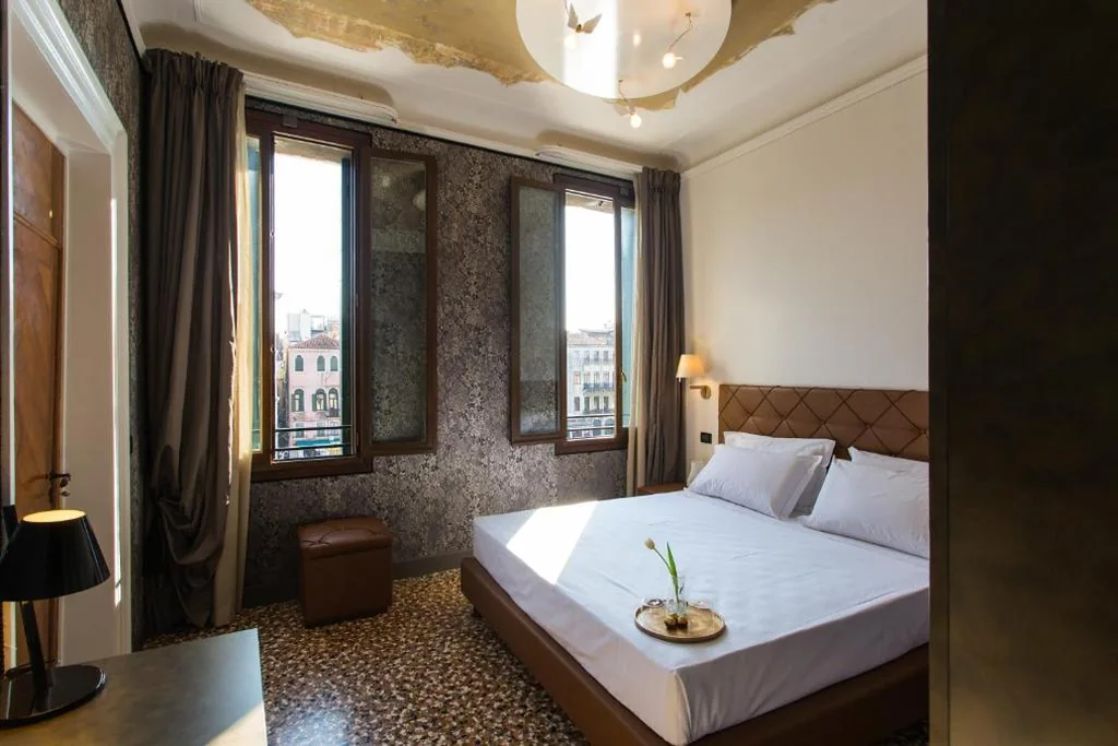 Camera Matrimoniale Deluxe con Vista Canale — Riva del Vin BOUTIQUE HOTEL