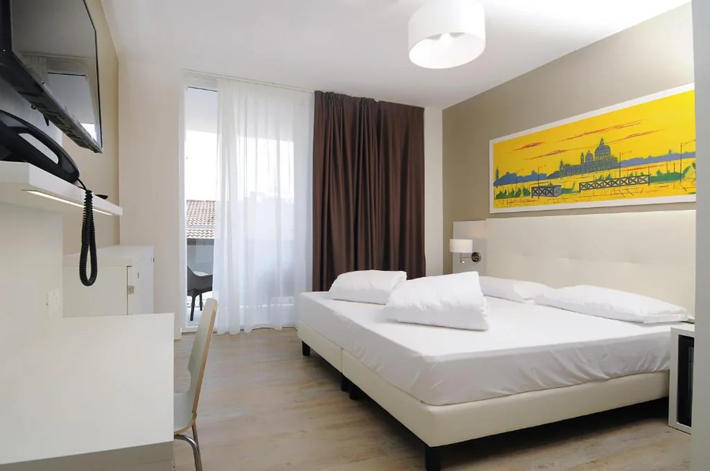 Deluxe Double Room with Side Sea View — Marina Palace Hotel 4 stelle S