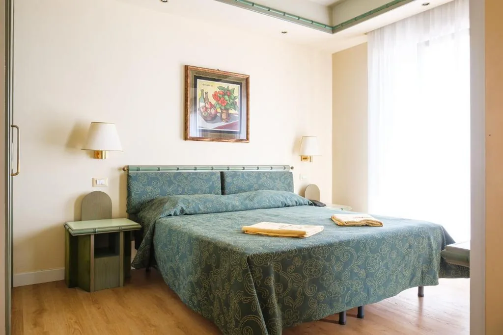 Camera Matrimoniale Deluxe con Vista Mare Parziale — Hotel Montecarlo