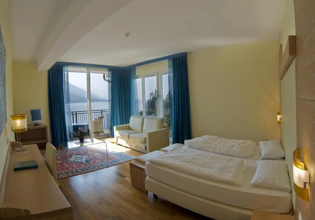 Deluxe Double Room — Hotel Maximilian