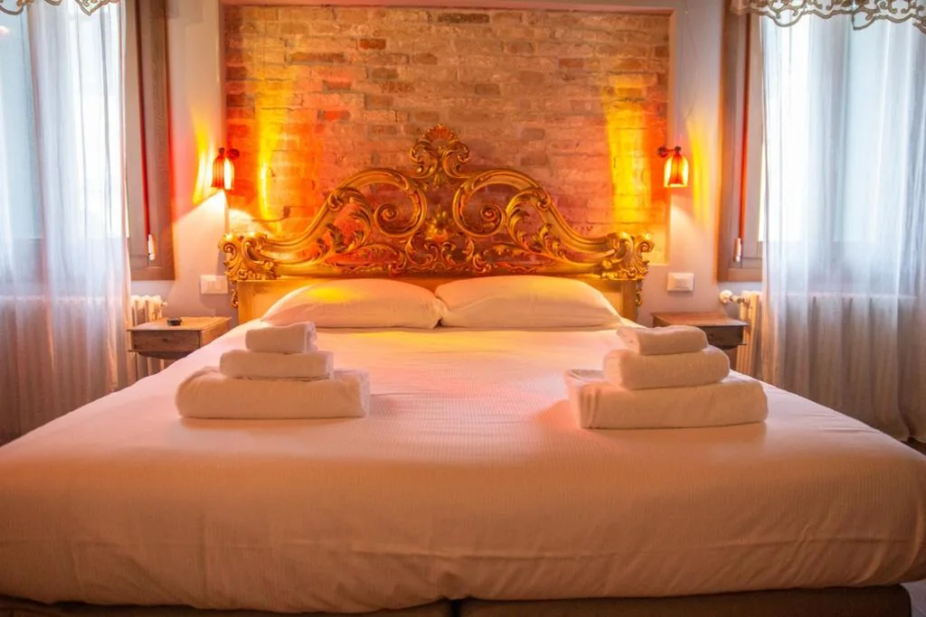 Camera Matrimoniale Deluxe — Rosso Charm B&B