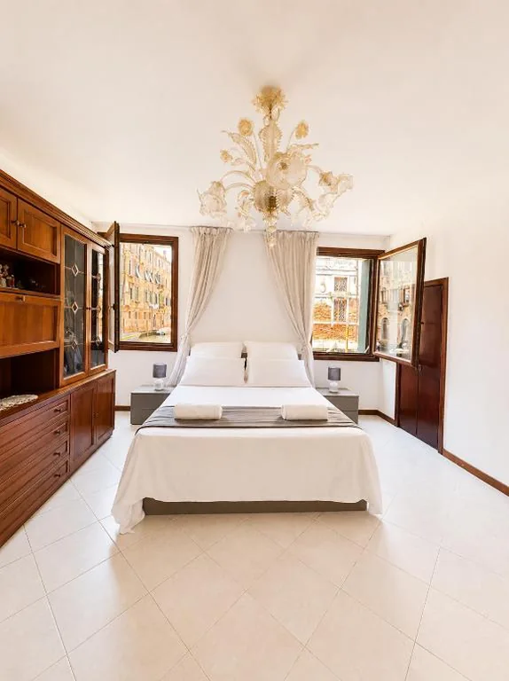 Camera Matrimoniale Deluxe — Zen Accommodations Canal view