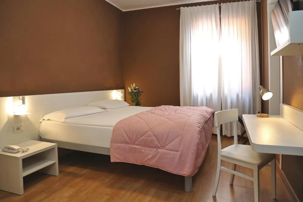 Camera Matrimoniale/Doppia con Letti Singoli — Albergo All’Ancora