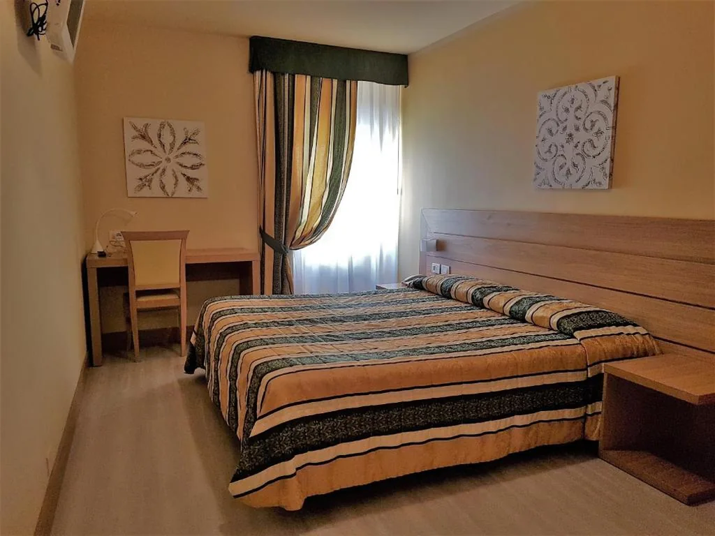 Camera Matrimoniale/Doppia con Letti Singoli — Albergo Fiorita