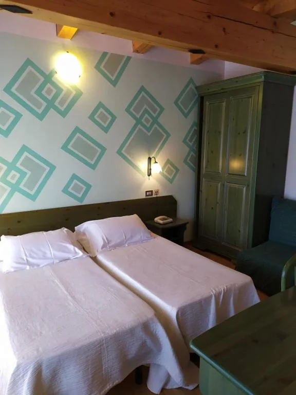 Camera Matrimoniale/Doppia con Letti Singoli — Albergo Ristorante Cacciatori