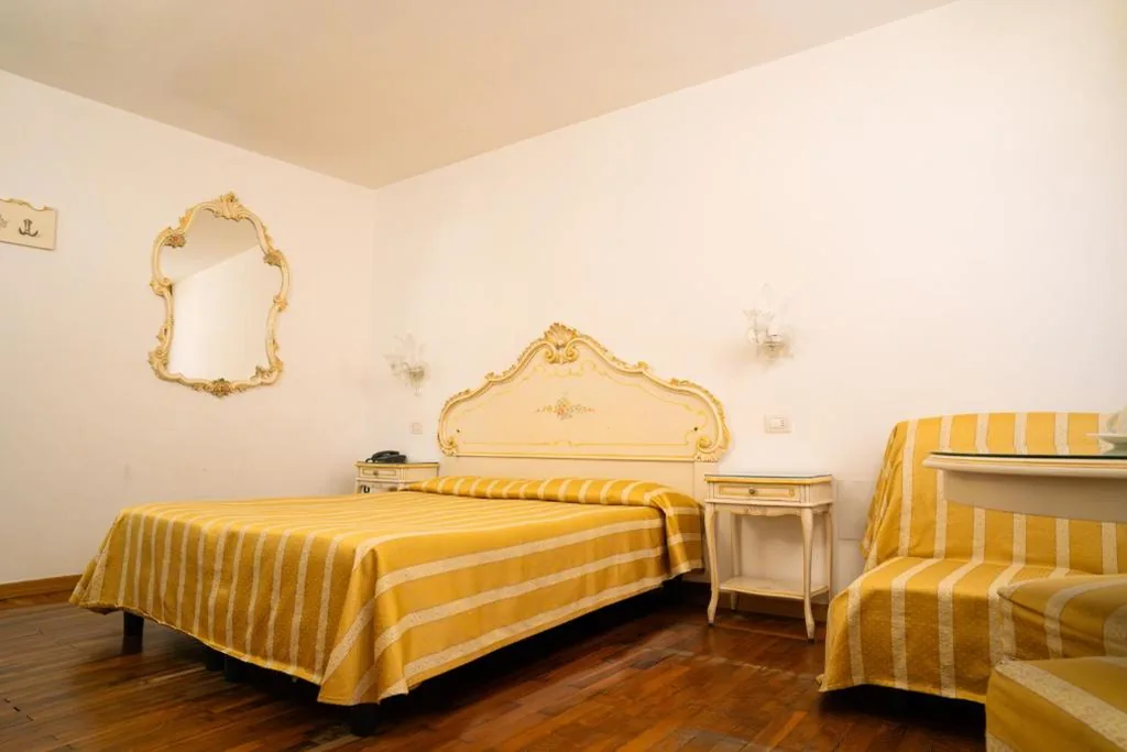 Camera Matrimoniale/Doppia con Letti Singoli — Casa Sul Molo