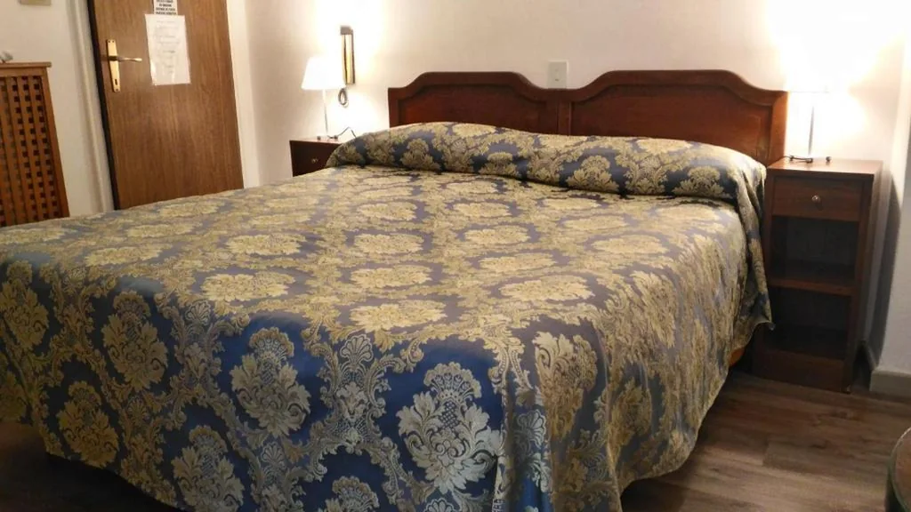 Double or Twin Room with Shared Bathroom — Albergo Casa Peron