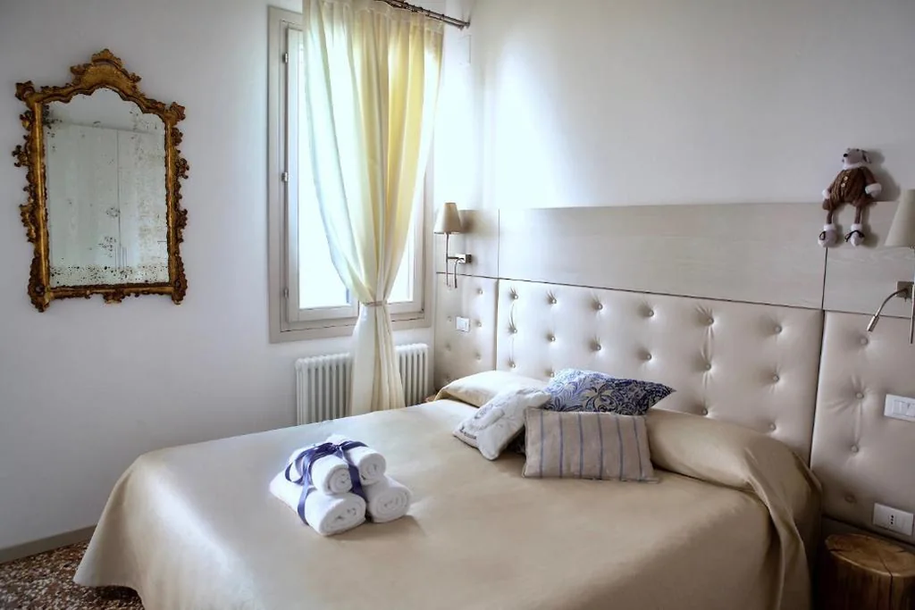 Camera Matrimoniale/Doppia con Letti Singoli con Bagno Privato — B&B Al Pozzo di Luce