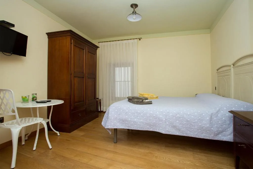 Camera Matrimoniale/Doppia con Letti Singoli con Bagno — B&B da Toi