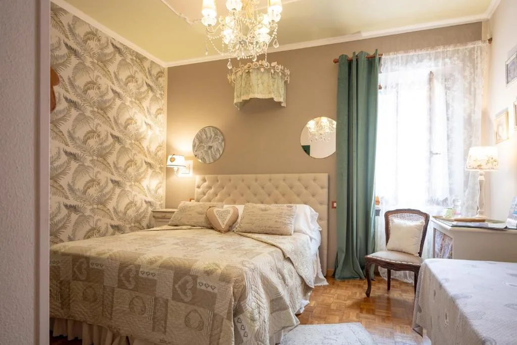 Camera Matrimoniale/Doppia con Letti Singoli con Bagno — B&B diffuso Sul Garda