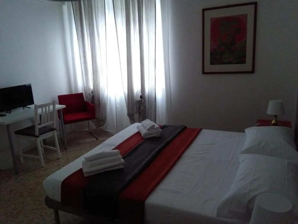 Camera Matrimoniale/Doppia con Letti Singoli con Bagno Privato — B&B Mameli 41