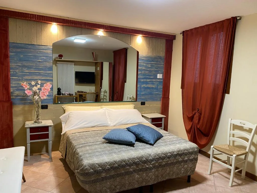 Double or Twin Room with Bathroom — Bed & Breakfast Ca’Bassano