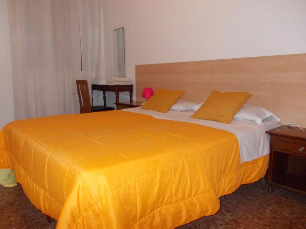 Camera Matrimoniale/Doppia con Letti Singoli con Bagno Privato — Big Brother Bed & Rooms