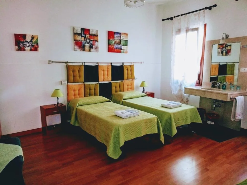 Camera Matrimoniale/Doppia con Letti Singoli con Bagno in Comune — Casa Favaretto Guest House
