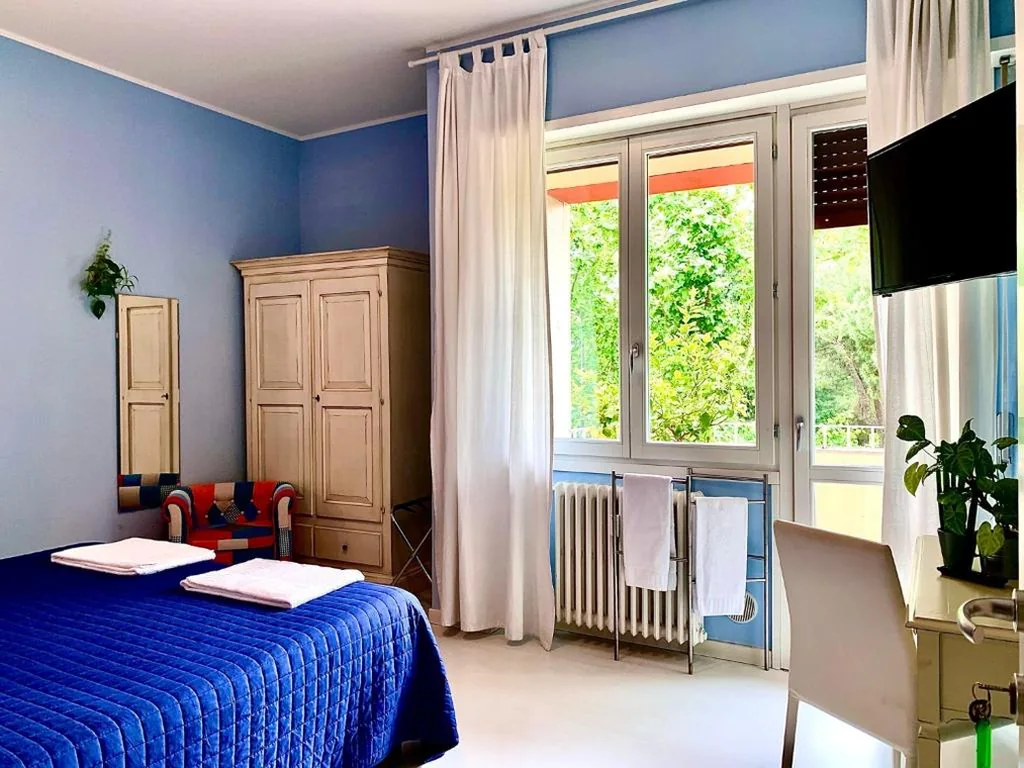Camera Matrimoniale/Doppia con Letti Singoli con Bagno Privato Esterno — Casa Italia