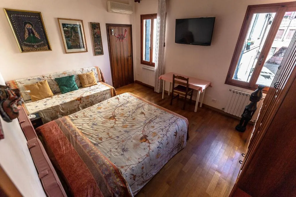 Camera Matrimoniale/Doppia con Letti Singoli con Bagno Privato — Ciprea Rooms