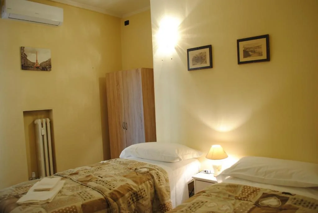 Camera Matrimoniale/Doppia con Letti Singoli con Bagno in Comune — Dreaming Piazza Bra Rooms