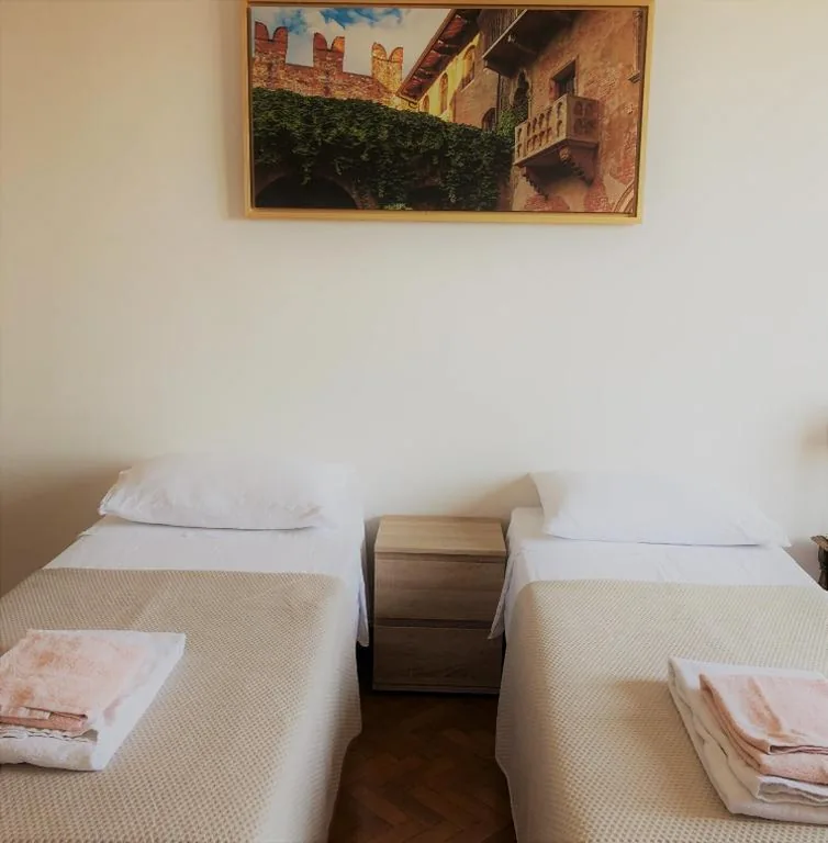 Camera Matrimoniale/Doppia con Letti Singoli con Bagno in Comune — Dreaming Verona Rooms