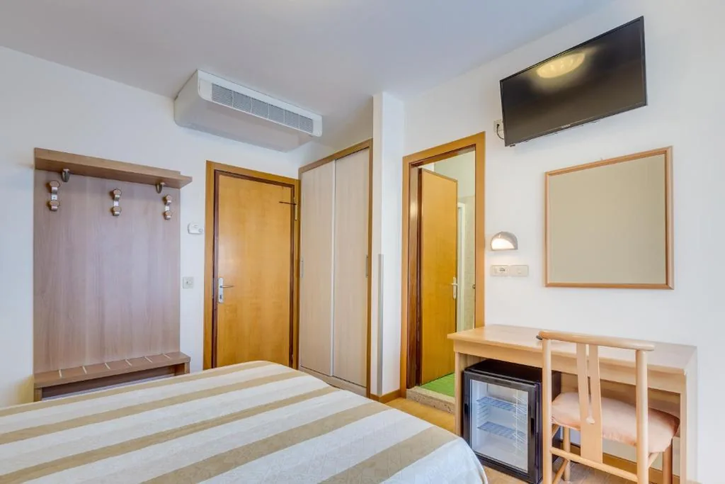 Camera Matrimoniale/Doppia con Letti Singoli con Balcone — Hotel Ambassador