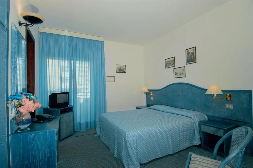 Camera Matrimoniale/Doppia con Letti Singoli con Balcone e Vista Mare Laterale — Hotel Beny