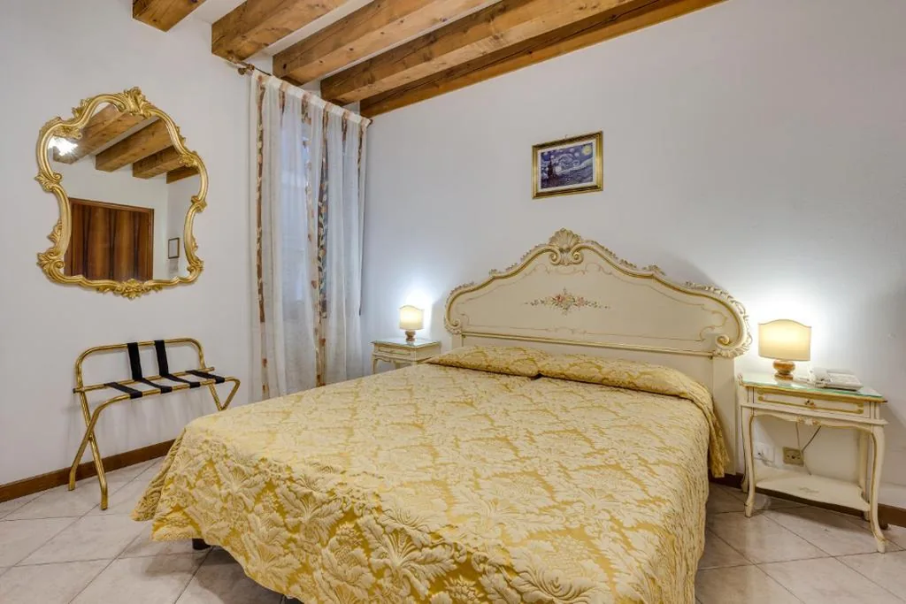 Camera Matrimoniale/Doppia con Letti Singoli con Bagno in Comune — Hotel Bernardi Semenzato