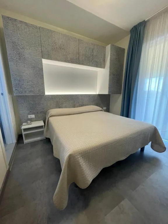 Camera Matrimoniale/Doppia con Letti Singoli con Balcone — Hotel Catto Suisse