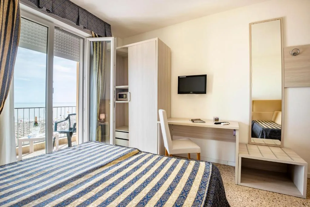 Double or Twin Room with Balcony and Sea View — Hotel Columbus