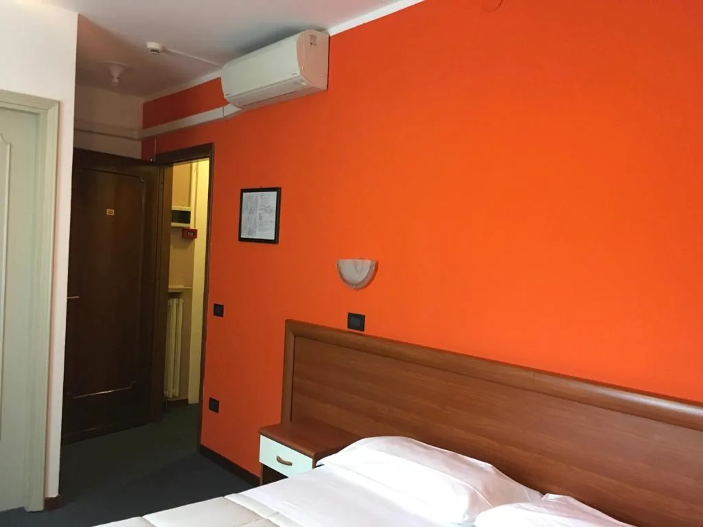 Double or Twin Room with Bathroom — Hotel Cortina