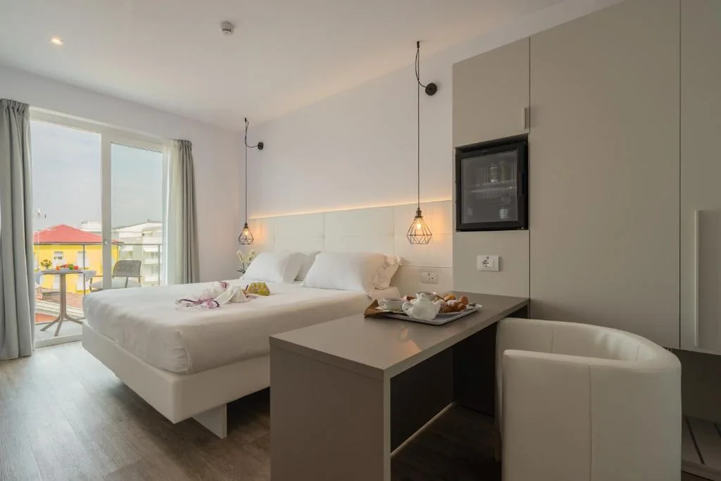 Double or Twin Room with Balcony — Hotel Elite