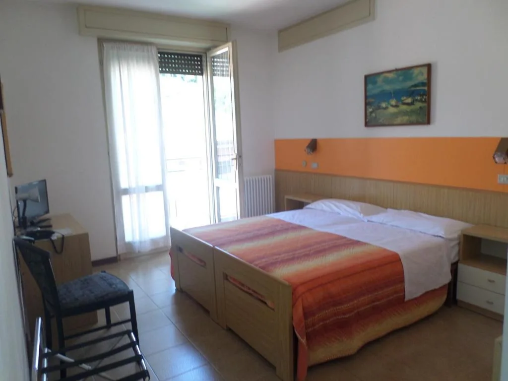 Camera Matrimoniale/Doppia con Letti Singoli con Balcone — Hotel Garnì Capinera