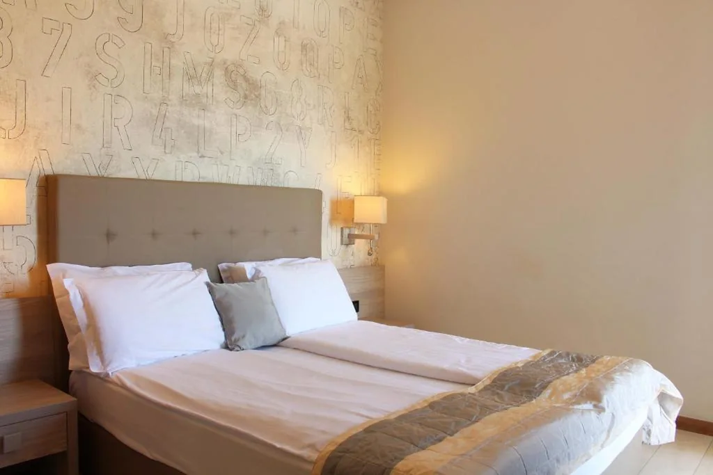 Double or Twin Room with Balcony and Side Sea View — Hotel Monaco