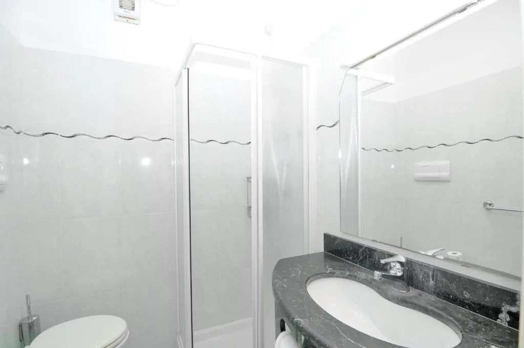 Double or Twin Room with Balcony — Hotel Oliver