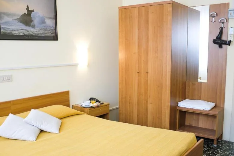 Camera Matrimoniale/Doppia con Letti Singoli con Bagno in Comune — Hotel Santa Lucia